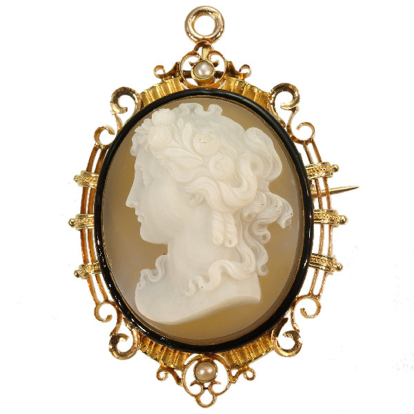 French Victorian antique hard stone cameo in elegant enameled mounting by Artiste Inconnu