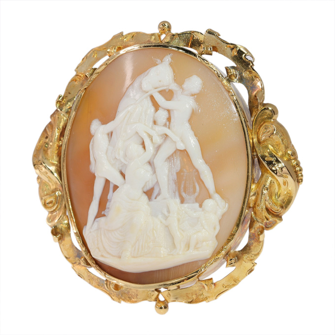 Vintage antique cameo brooch in gold mounting depticting the famous sculpture The Farnese Bull"" by Artista Desconocido
