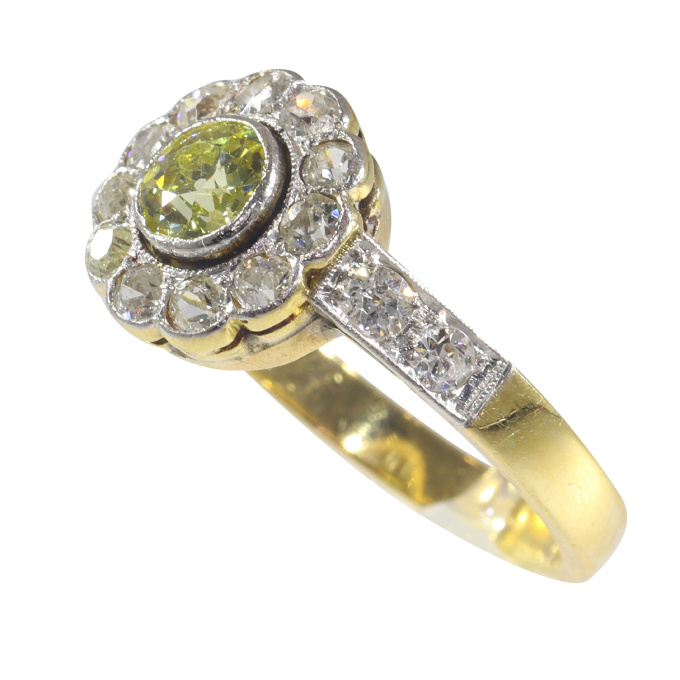 Vintage 1920's Belle Epoque / Art Deco diamond engagement ring with fancy colour center brilliant by Unbekannter Künstler