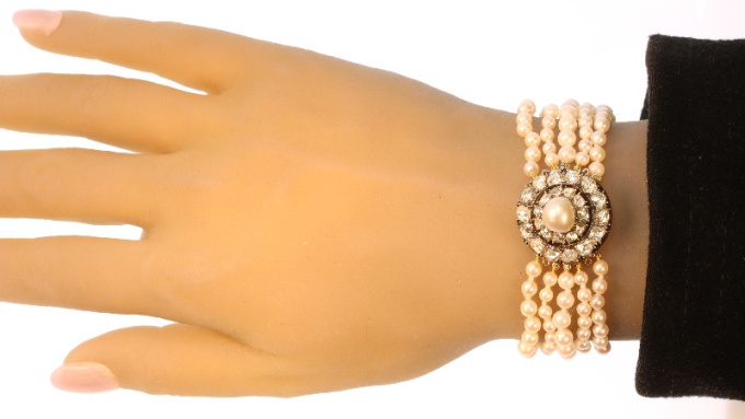 Antique 5-string pearl bracelet with rose cut diamond closure and real big pearl by Artista Sconosciuto