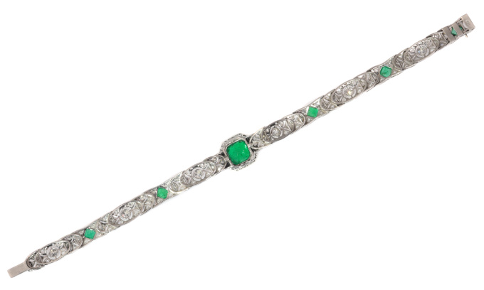 High quality platinum Art Deco bracelet with 140 diamonds and top emeralds by Onbekende Kunstenaar