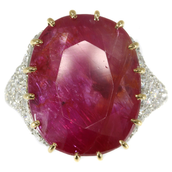 Magnificent platinum Art Deco diamond ring with huge untreated ruby of 13.5 crt by Artista Desconhecido