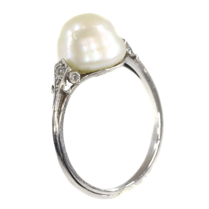 Vintage platinum ring with big pearl and rose cut diamonds by Onbekende Kunstenaar