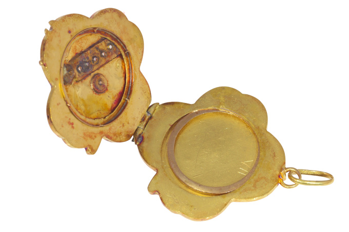 Vintage Art Nouveau 18K gold good luck locket pendant by Unknown Artist
