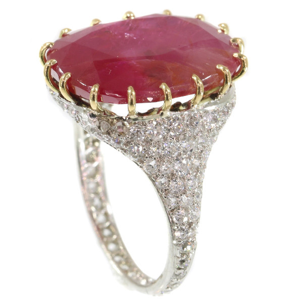 Magnificent platinum Art Deco diamond ring with huge untreated ruby of 13.5 crt by Artiste Inconnu