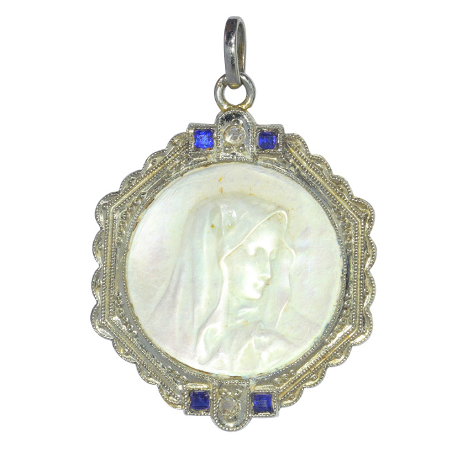 Vintage 1920's Art Deco 18K gold Maria medal in plate of mother-of-pearl with diamonds and sapphires by Artista Desconhecido