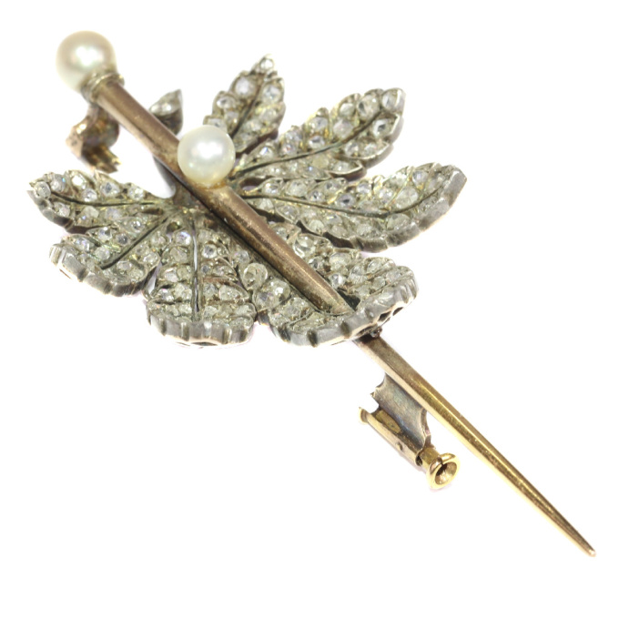French Antique Victorian brooch chestnut leaf completely diamond covered by Artista Desconhecido