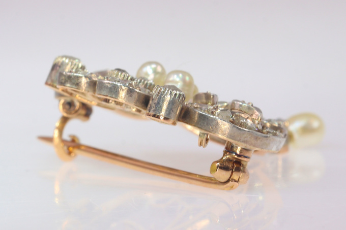Vintage antique brooch pendant set with rose cut diamonds and seed pearls by Artista Desconocido