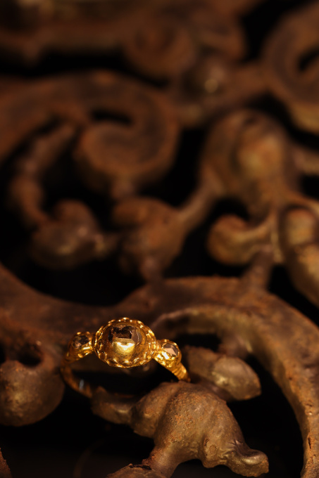 Exclusive Renaissance Elegance: A 500-Year-Old Diamond Ring by Artista Desconhecido