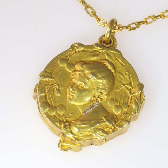 French gold chain and locket with rose cut diamonds depictging a woman, late 19th Century signed Janvier by Onbekende Kunstenaar