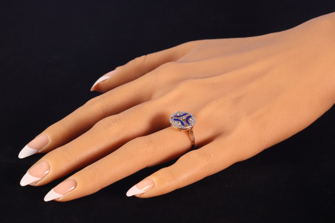 Vintage Art Deco diamond engagement ring with blue enamel by Artista Desconhecido