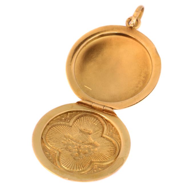 Antique gold Belle Epoque enameled locket made in the Austrian Hungarian empire by Artista Desconhecido