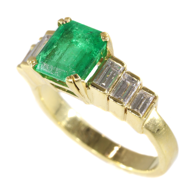 Vintage French estate ring with high quality Colombian emerald and baguette diamonds by Artista Sconosciuto