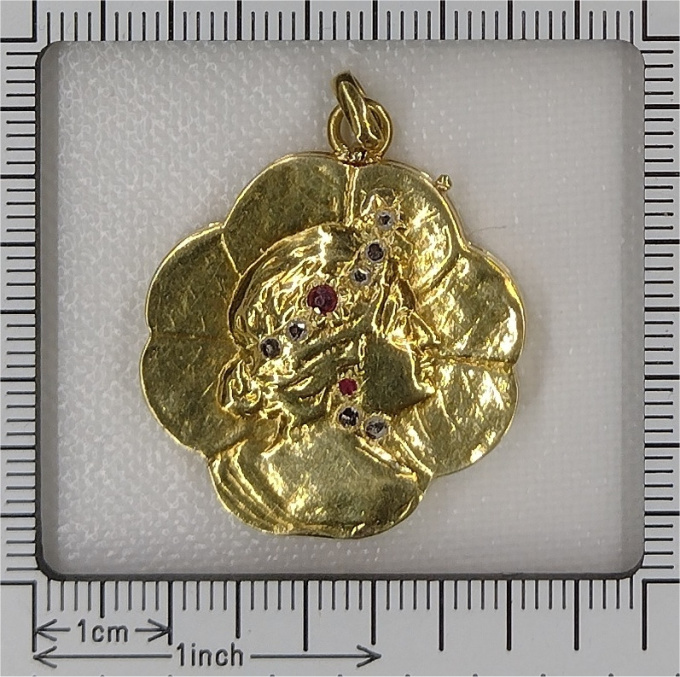 Vintage Art Nouveau 18K gold good luck locket set with diamonds by Artista Desconocido