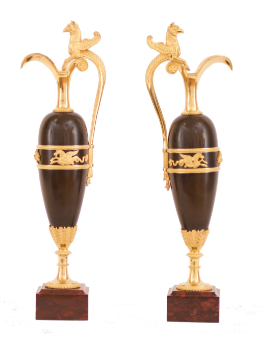 A pair of empire patinated bronze and fire gilded ewers, Circa 1810 by Artista Desconhecido