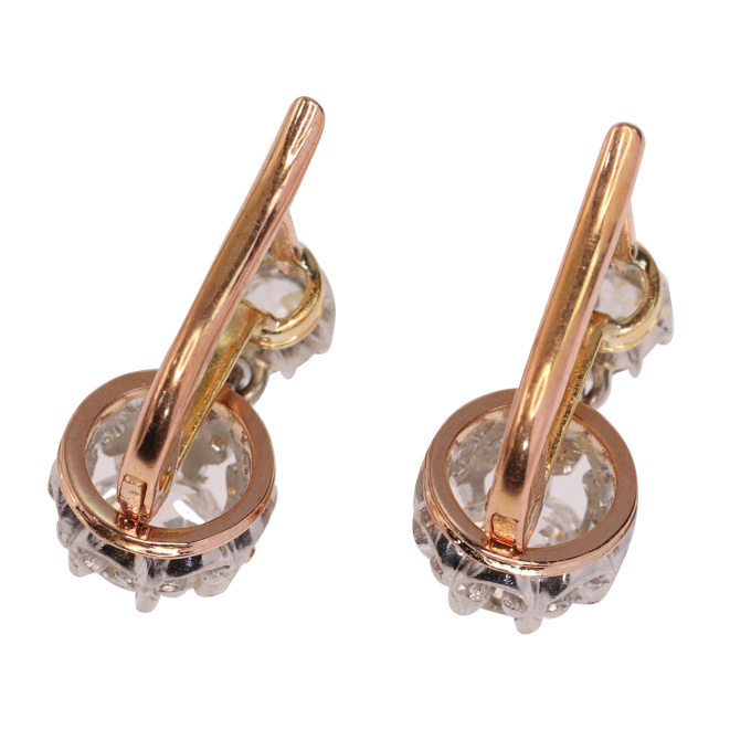 Deco Diamonds Earrings: The 1920s Elegance in Gold and Platinum by Artista Desconhecido