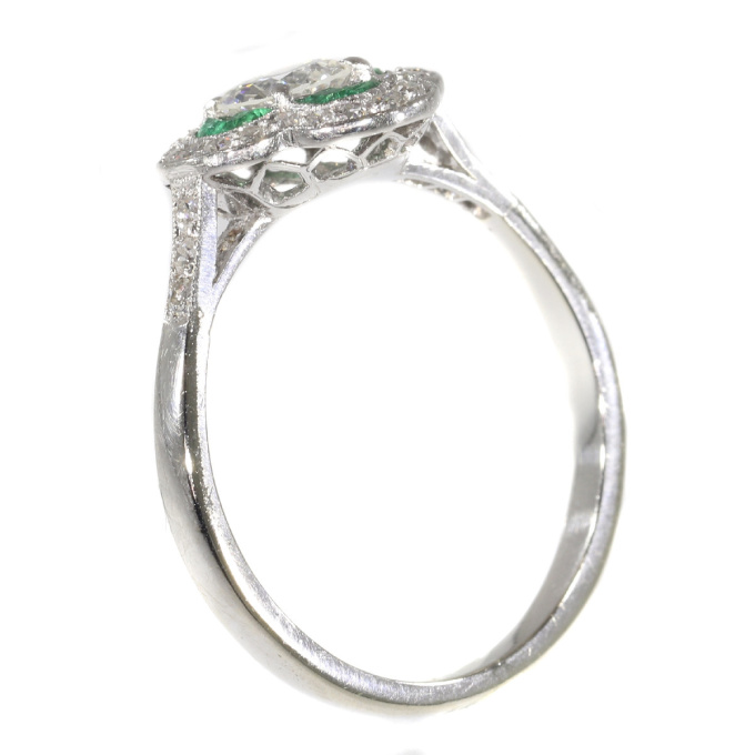 Art Deco diamond and emerald engagement ring by Artista Desconhecido
