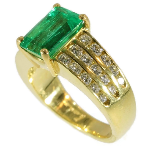 Vintage Kutchinsky 2.33 Carat Natural Emerald & Diamond 18 Karat Yellow Gold Ring by Onbekende Kunstenaar