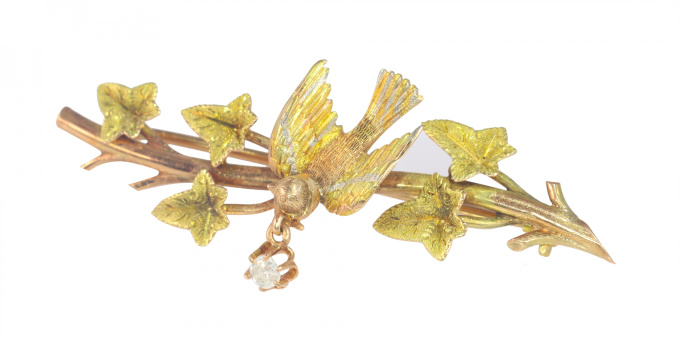 Vintage antique gold bar brooch bird holding diamond in beak on ivy branch by Onbekende Kunstenaar