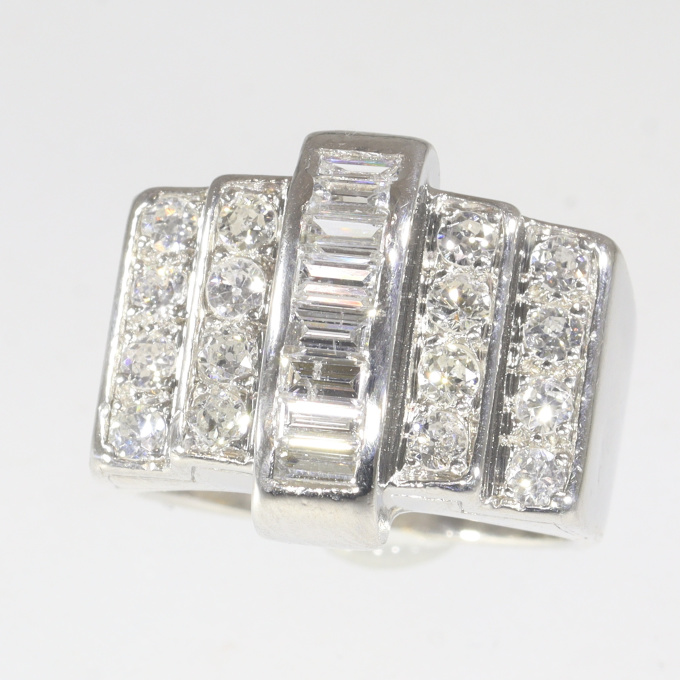 Vintage French strong design Art Deco diamond platinum ring by Artista Desconhecido