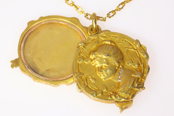 French gold chain and locket with rose cut diamonds depictging a woman, late 19th Century signed Janvier by Artista Sconosciuto
