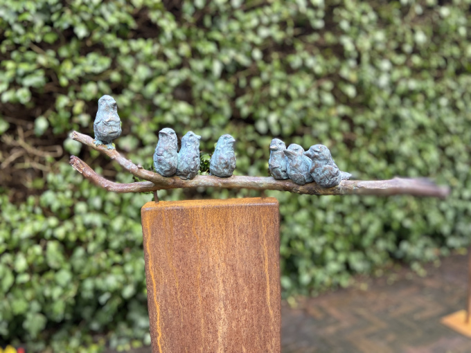 7 Mussen op een tak by Yvon van Wordragen