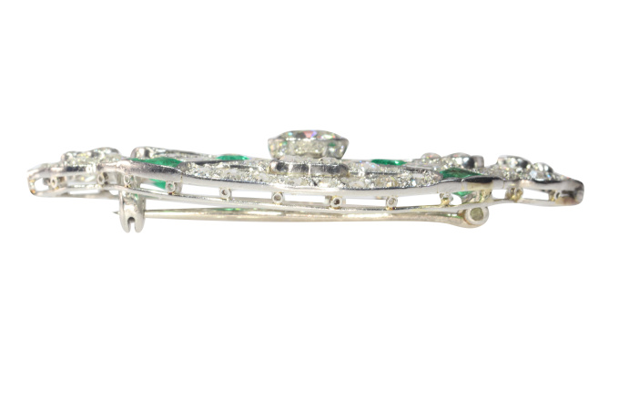 Art Deco platinum diamond and emerald brooch with almost 7.00 crts of total diamond weight by Onbekende Kunstenaar