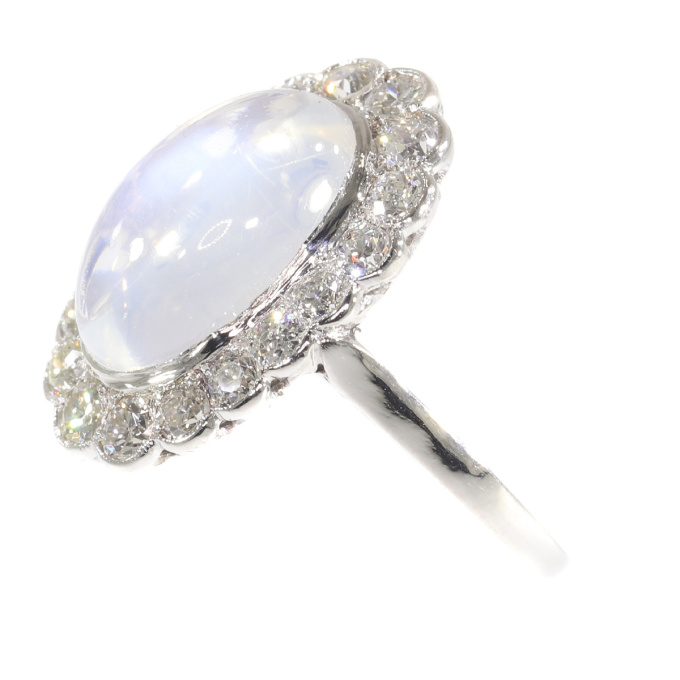 Vintage platinum diamond ring with magnificent moonstone by Artista Desconocido