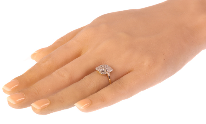Vintage Art Deco diamond engagement ring by Artista Sconosciuto