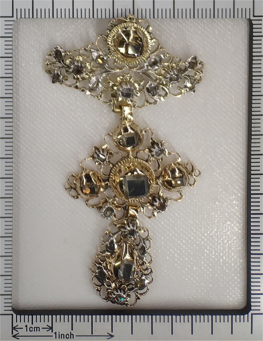 Antique early 18th Century diamond cross - a so-called à la Jeannette - with extraordinary large table rose cut by Unbekannter Künstler