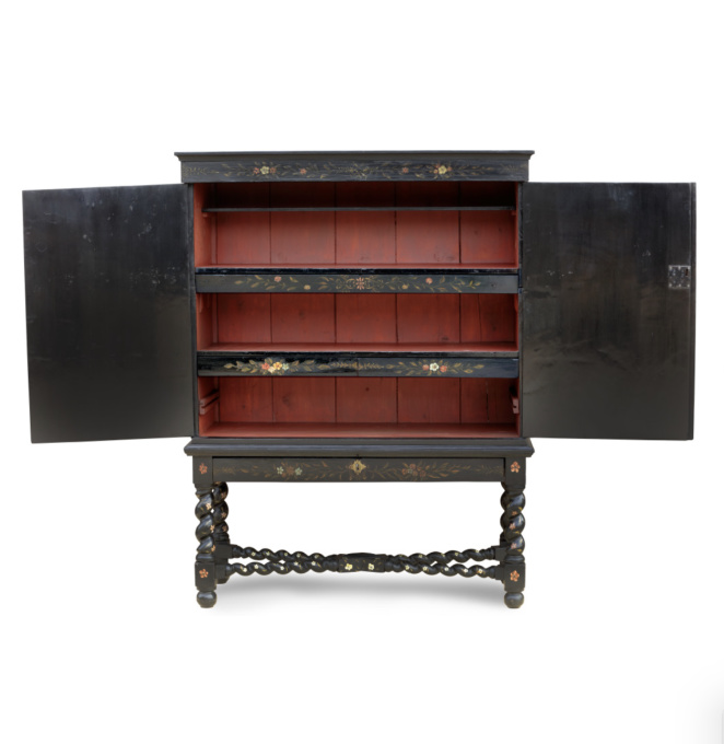 A Dutch Chinoiserie pinewood polychrome lacquered cabinet on stand by Onbekende Kunstenaar