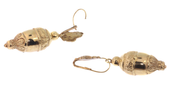 Victorian 18kt red gold dangle earrings, acorn motifs by Onbekende Kunstenaar