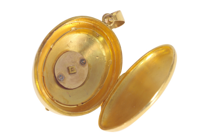 Vintage antique 18K gold locket with large old mine brilliant cut diamond by Artista Desconhecido