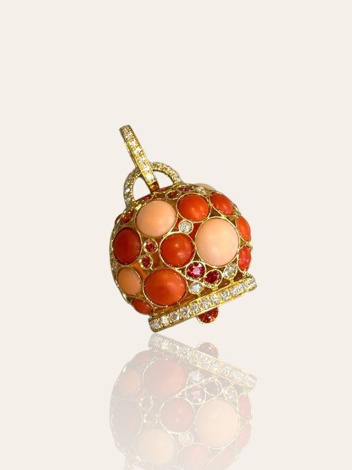 Geelgouden ‘Chantecler’ hanger in de vorm van een kroon bezet met koraal, diamant en saffier by Artiste Inconnu