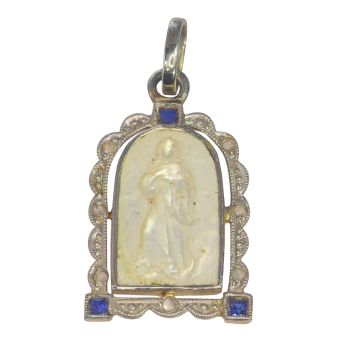 Vintage 1910's Edwardian - Art Deco 18K pendant  Mother Mary medal in mother-of-pearl set with diamonds and sapphires by Artista Desconhecido