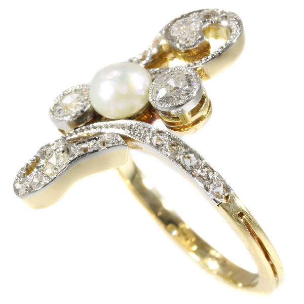 Elegant late Victorian diamond and pearl ring by Artista Sconosciuto