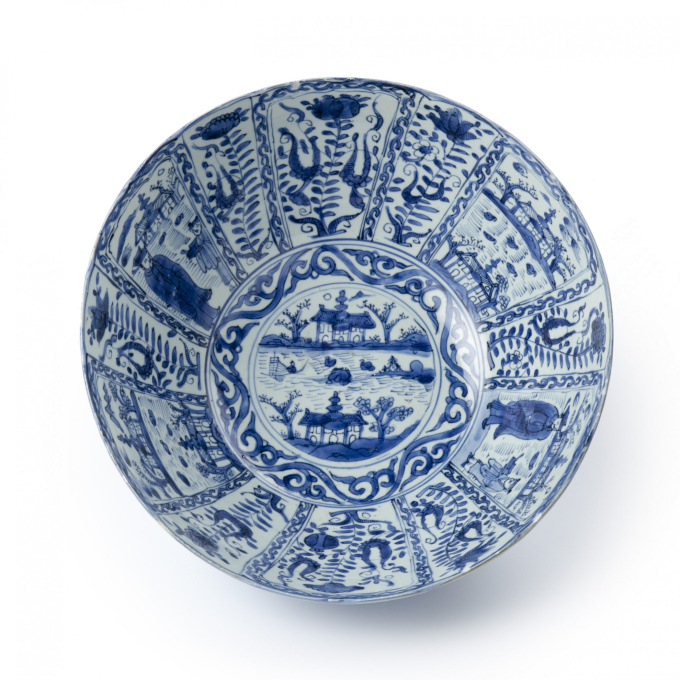 Three large Chinese blue and white ‘kraak porselein’ bowls by Onbekende Kunstenaar