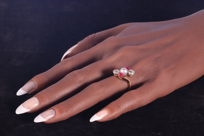 Vintage antique 18K gold ring with diamonds rubies and a natural pearl by Artista Desconocido