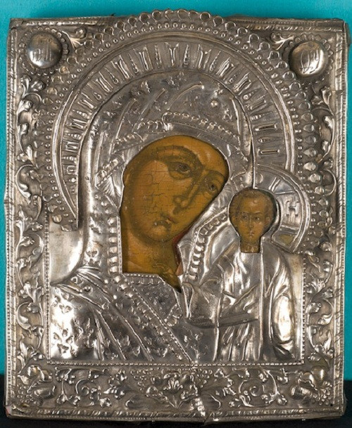 Russian wooden icon with silver oklad: The Mother of God of Kazan by Artista Desconhecido