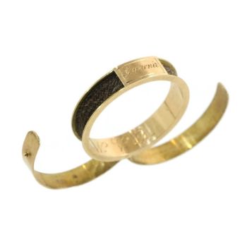 Gold antique souvenir ring with hidden space and woven hair by Artista Desconocido