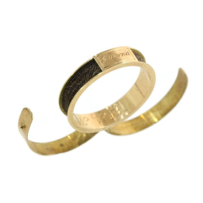 Gold antique souvenir ring with hidden space and woven hair by Artista Sconosciuto