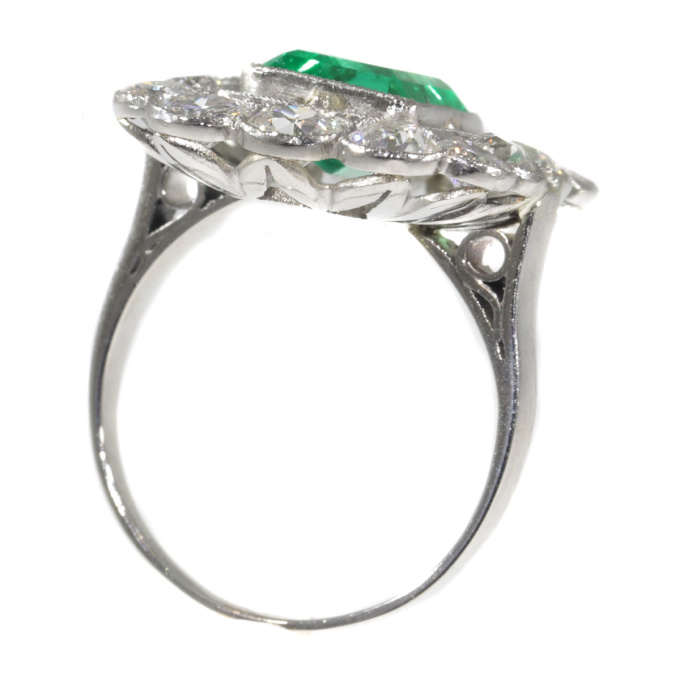 Vintage Fifties platinum diamond ring with untreated natural emerald by Onbekende Kunstenaar