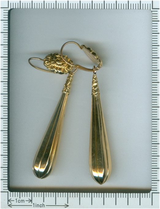 Long pendant hanging gold French earrings by Artista Desconocido