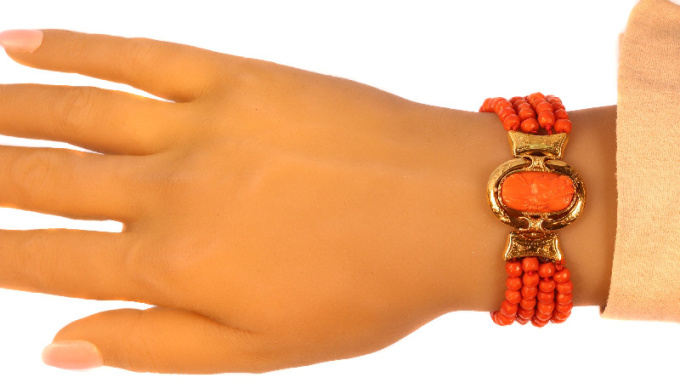 Antique Victorian coral cameo bracelet with faceted coral beads by Onbekende Kunstenaar