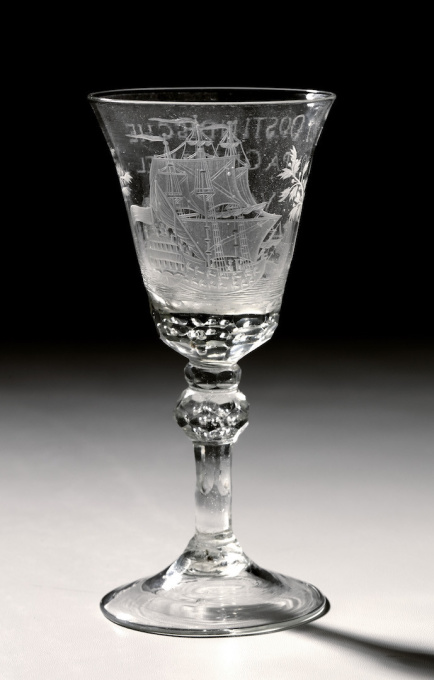 A GLASS WITH THE ENGRAVING OF AN EAST-INDIAMAN AND WITH TEXT "HET WEL VAAREN VAN DE OOSTINDISCHE COMPAGNIE" by Unknown artist