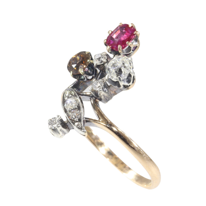 Vintage antique gold ring with fancy colour diamond, natural ruby and old mine cut diamonds by Artista Desconhecido
