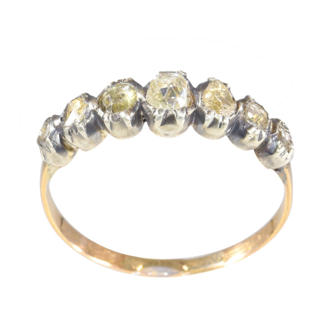 Vintage antique Early Victorian diamond inline ring by Artista Desconocido