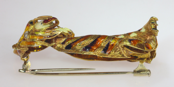Amusing typical Fifties gold animal brooch enameled tiger with diamond eyes by Artiste Inconnu