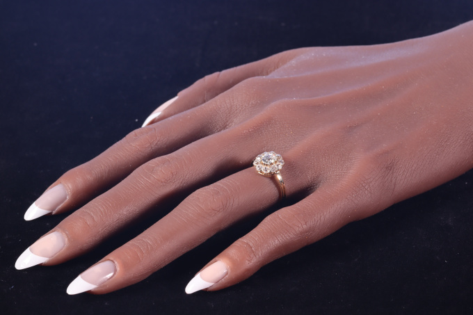 Vintage antique diamond Victorian engagement ring by Artista Desconocido