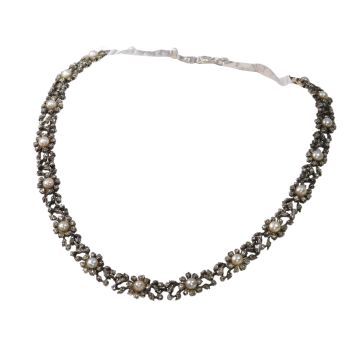 Victorian Elegance: A Diamond and Pearl Choker of Timeless Grace by Artista Desconocido